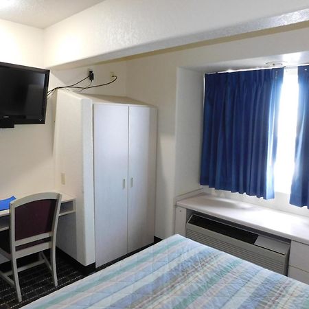 Travelodge By Wyndham שדרון מראה חיצוני תמונה