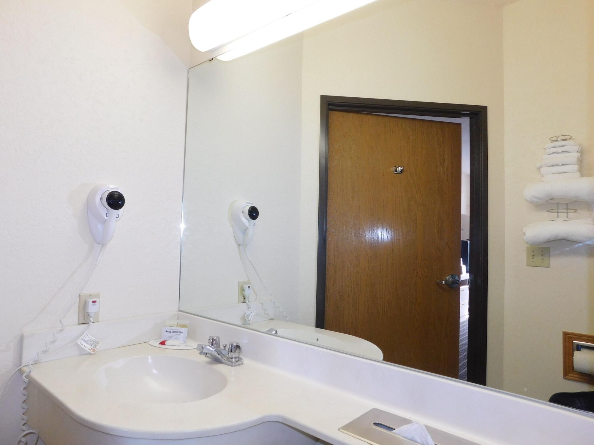 Travelodge By Wyndham שדרון מראה חיצוני תמונה