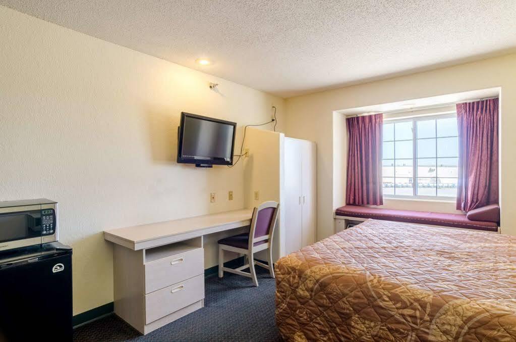 Travelodge By Wyndham שדרון מראה חיצוני תמונה