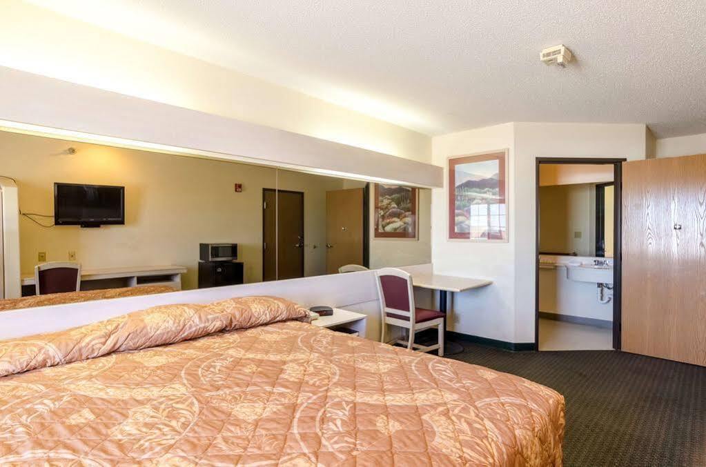 Travelodge By Wyndham שדרון מראה חיצוני תמונה