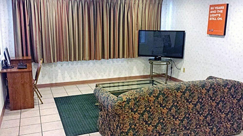 Travelodge By Wyndham שדרון מראה חיצוני תמונה